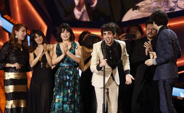 El director Javier Ambrossi, miembro de Los Javis, recoge uno de los premios de la pasada edición de los Feroz.