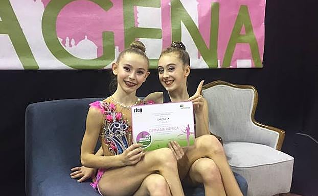 Izaro Martín, a la izquierda, y Araia Salazar.