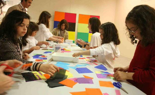 Varios pequeños durante un taller en el Artium. 