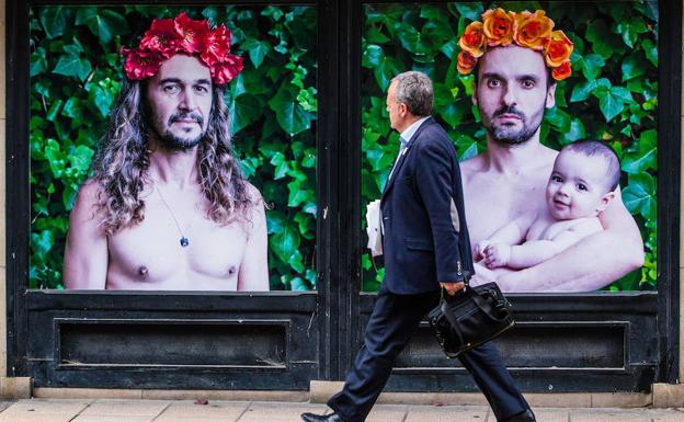 Carteles de Marta Pujades en la calle San Antonio. 