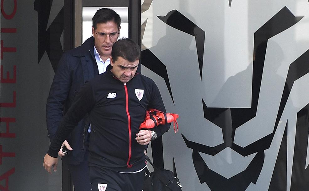 Eduardo Berizzo abandona hoy las instalaciones de Lezama junto a su mano derecha, Ernesto Marcucci.