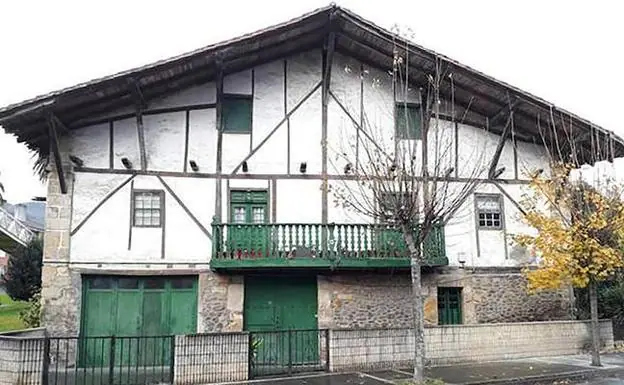 Fachada del caserío 'Barzubia', ubicado en el arrigorriagarra barrio de Kubo. 