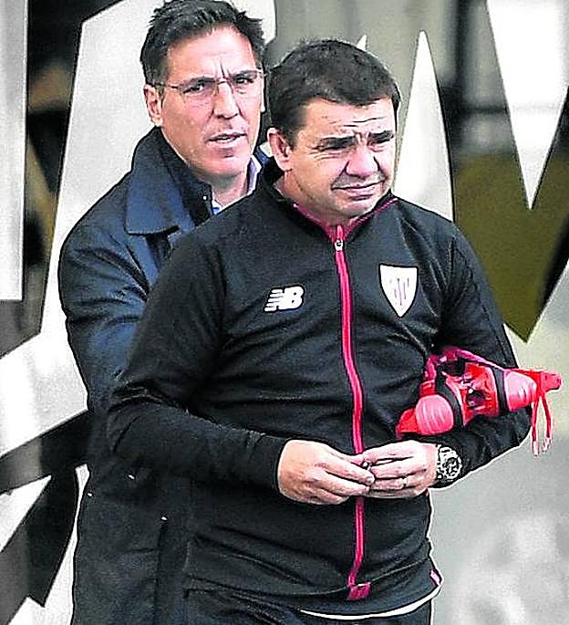 Berizzo sale de Lezama junto a Marcucci. 