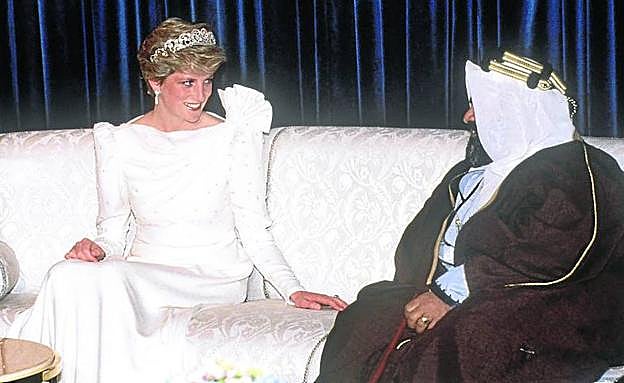 La princesa de Gales con el recatado vestido de seda de color marfil que llevó a Barheim en su tour por el Golfo Pérsico en 1986. 