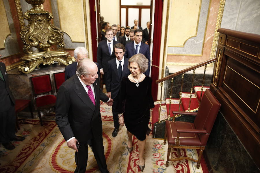 El rey emérito don Juan Carlos I y la reina consorte emérita doña Sofía entran en el acto conmemorativo del 40º aniversario de la Constitución.
