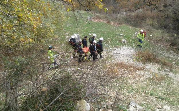 Momento en que los bomberos traslada al herido en camilla.