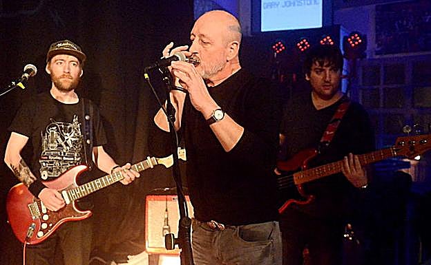 Gary, el espectador de la armónica Mikel, y el hermano Dean.