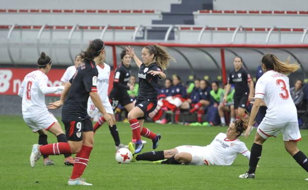 Un lance de partido de la pasada temporada entre el Athletic y el Sevilla.