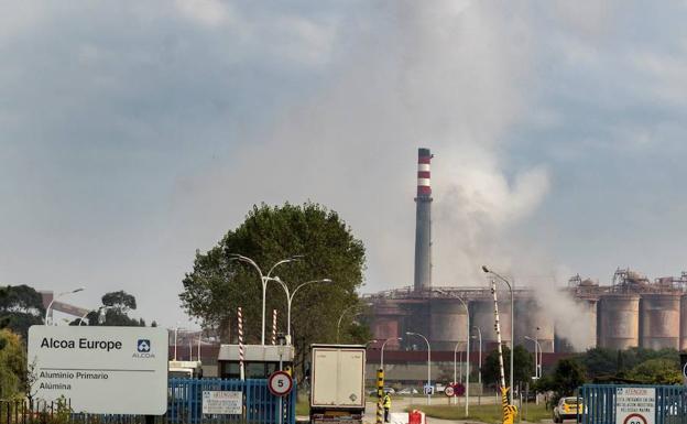 Entrada a la fábrica de Alcoa en La Coruña.