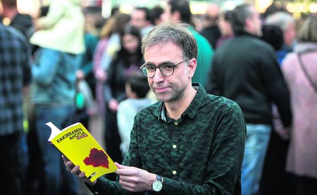 Harkaitz Cano, ayer, en el acto de firma de libros en el espacio Ahotsenea de la feria. 