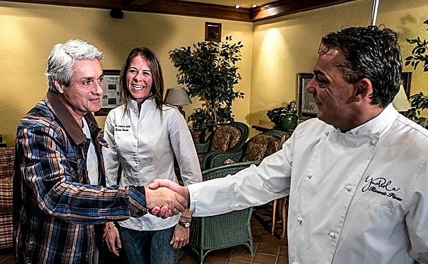 Amigos. Los tres chefs encontraron un hueco para sumarse al bodegón creado en las instalaciones de EL CORREO. 