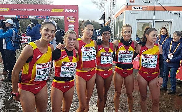 Loyo, la tercera por la izquierda, en su primera participación en un Europeo de cross