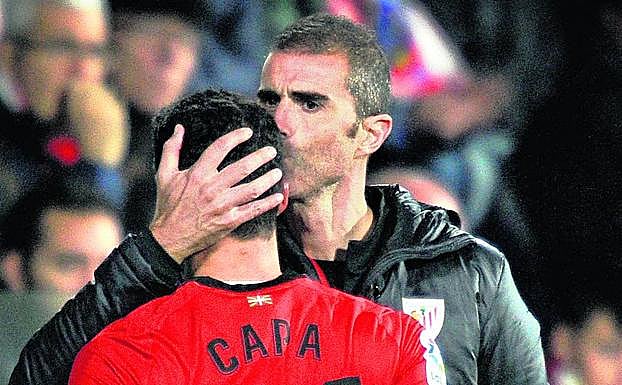 Gesto cariñoso de Garitano a Capa.
