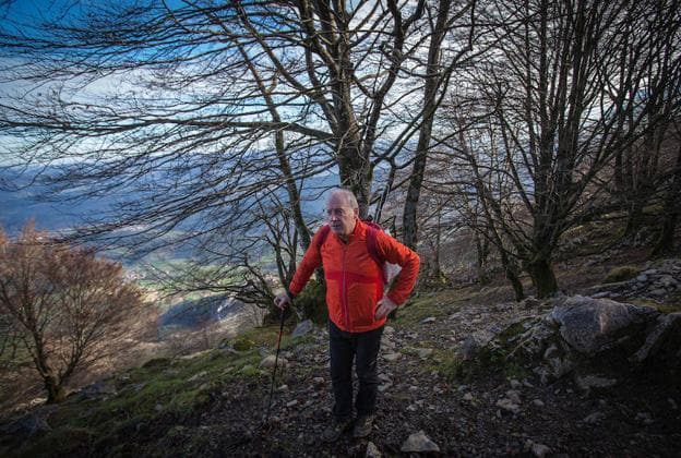 Bittor Arginzoniz recorre cada lunes 35 kilómetros por las laderas del macizo de Anboto. A sus pies, Axpe, con el Asador Etxebarri.