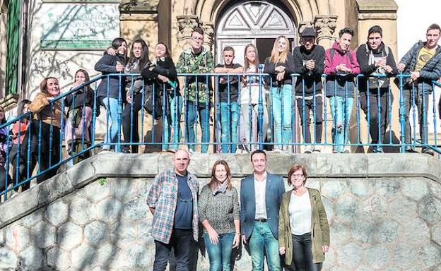 Alumnos del IMFPB Portugalete reciben la visita del alcalde y de la responsable del área de Promoción Económica del Ayuntamiento. 