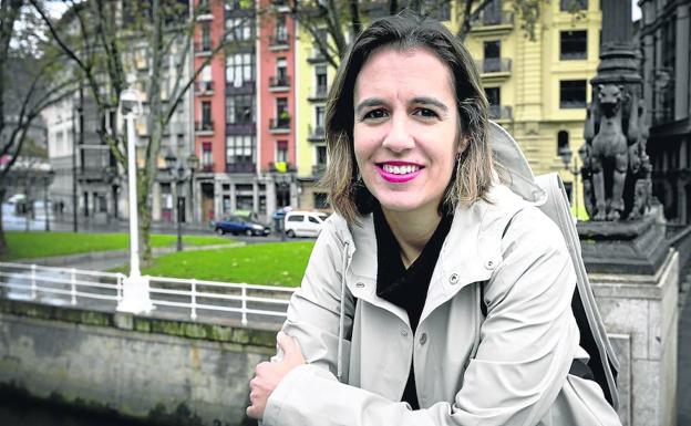 Katixa Agirre, en una imagen reciente en el puente de La Merced de Bilbao, presenta hoy su nuevo libro en la Azoka. 