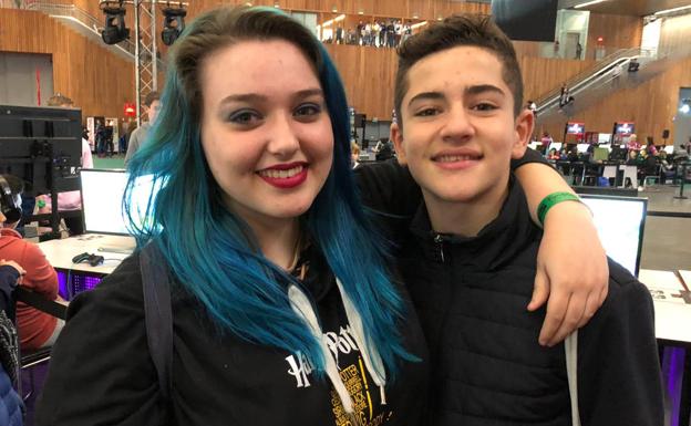 Natalia y su hermano Andrés, su gran «maestro» en 'Fortnite'. 