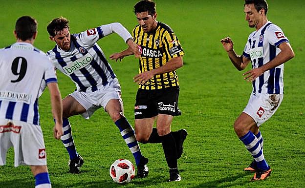 Un jugador fabril avanza rodeado de adversarios. 