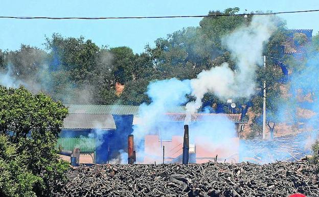 Columnas de humo a la entrada del pueblo.