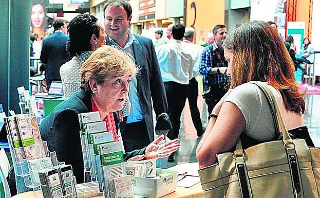 Foro de empleo en la feria de máquina-herramienta.