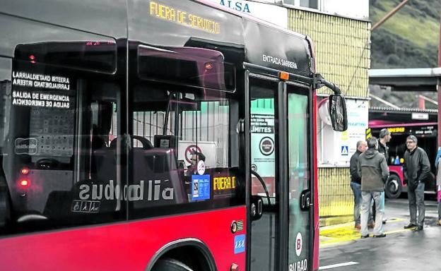 Los conductores de Bilbobus se manifestaron a la mañana y a la tarde desde las cocheras de Elorrieta hasta la plaza Moyua. 