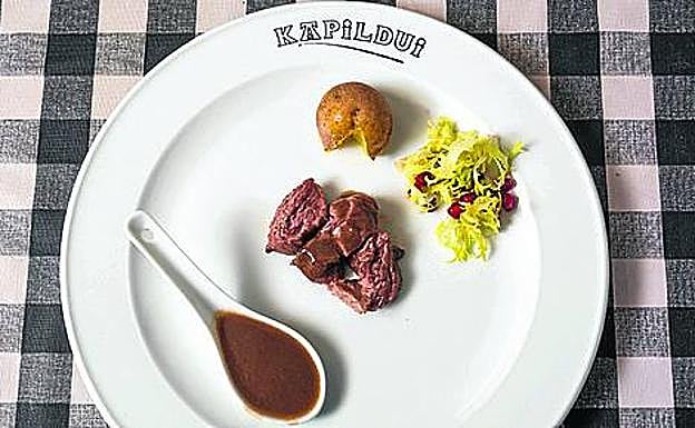 Sobre estas líneas, pluma ibérica.