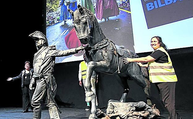 Imagen principal - Arriba; el espectacular comienzo de la gala con una escultura ecuestre que cobró vida; a la derecha, Toni La Sal, uno de los organizadores, saludó acompañado de Agurtzane, su marioneta; y abajo, una de las artistas que interpretó una aria.