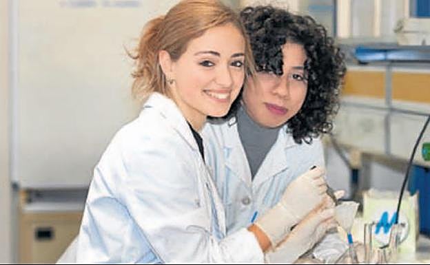 Dos de las alumnas de Lea Artibai Ikastetxea en un laboratorio del centro. 