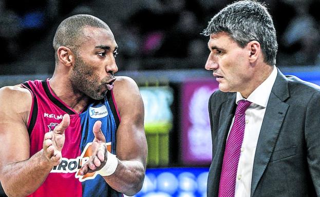 Jayson Granger aclara conceptos con Velimir Perasovic durante el último partido. 