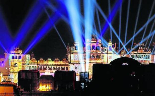 Imagen principal - 1- El palacio real de Udaipur, una suntuosa ciudad del Estado de Rajastán. 2- El magnate Mukesh Ambani. 3- Beyoncé, antes de actuar.