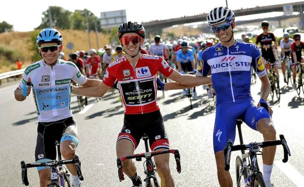 En el centro, Simon Yates, ganador de la Vuelta 2018.