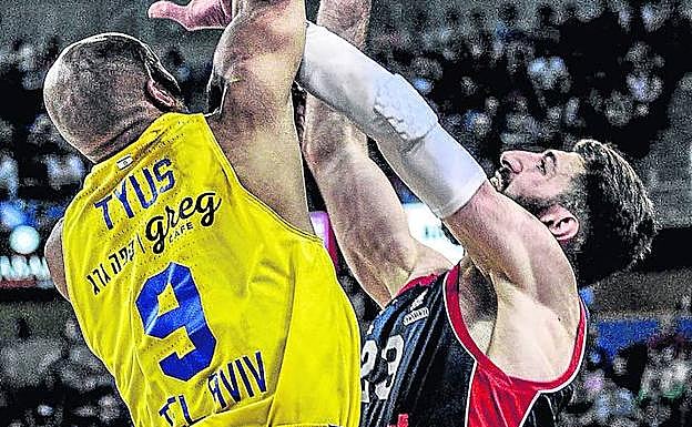 Alex Tyus trata de taponar a Tornike Shengelia durante el enfrentamiento de la pasada campaña en el Buesa Arena. 