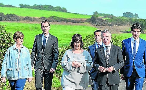 El lehendakari y el diputado general acudieron en marzo a la localidad minera para colocar la primera piedra del parque. 