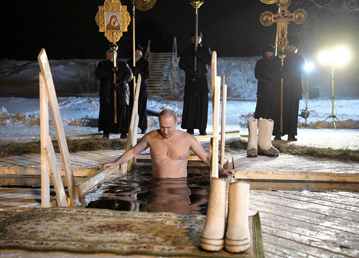 El presidente ruso Vladimir Putin camina hacia un agujero en el hielo antes de darse un baño en las heladas aguas del lago Seliger durante las celebraciones de la Epifanía Ortodoxa en la región de Tver, Rusia.