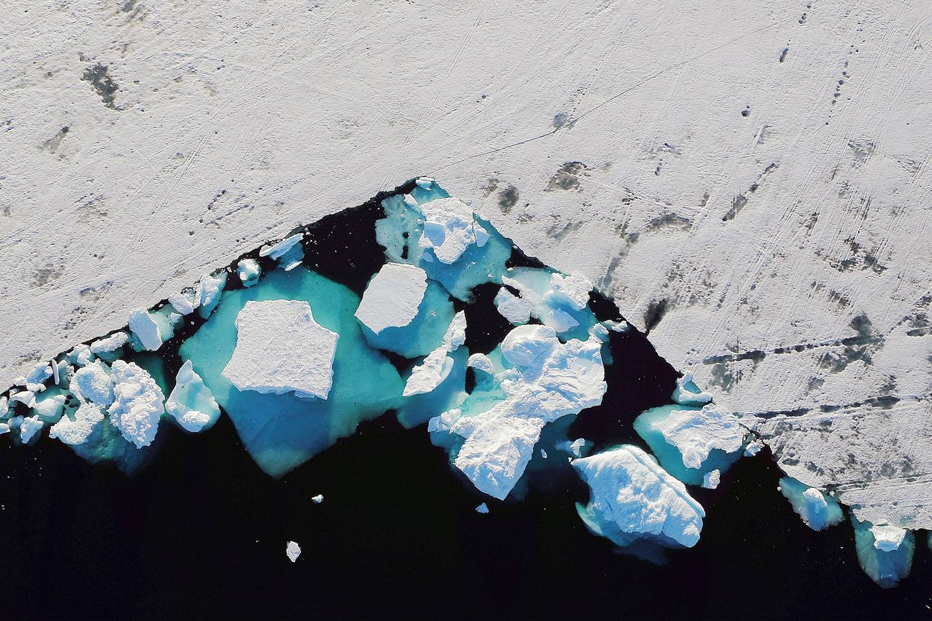 Un iceberg flota en un fiordo cerca de la ciudad de Tasiilaq, Groenlandia.