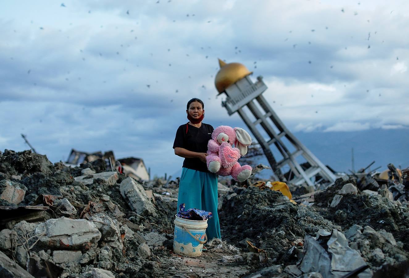 Una mujer sostiene un conejo de peluche hallado en el lugar en el que estaba su casa y donde dijo que había perdido a sus tres hijos, en Palu, Sulawesi Central, Indonesia.