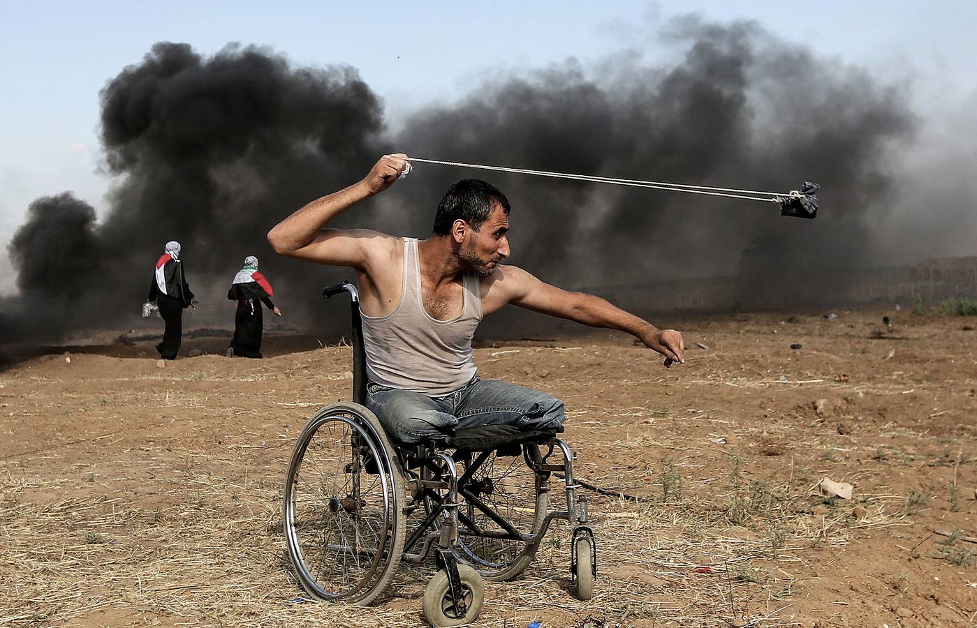 El palestino Saber al-Ashkar, de 29 años, lanza rocas durante los enfrentamientos con fuerzas israelíes a lo largo de la frontera con la Franja de Gaza, al este de la ciudad de Gaza.