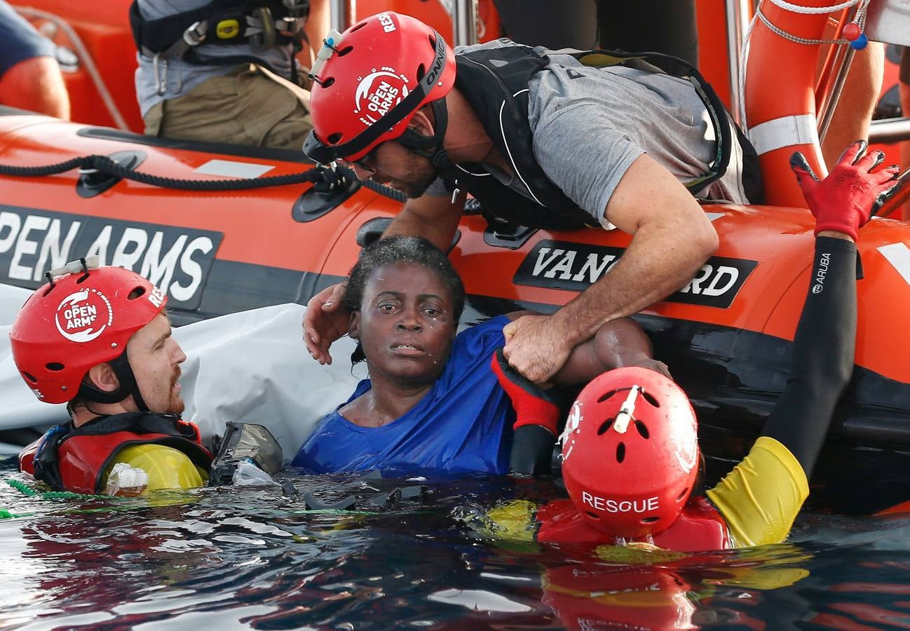 Miembros de la ONG española Proactiva Open Arms rescatan a una mujer en el mar Mediterráneo a unos 130 km de la costa de Libia.