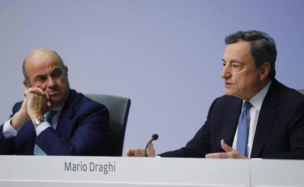 El presidente del Banco Central Europeo, Mario Draghi, junto a Luis De Guindos esta mañana.
