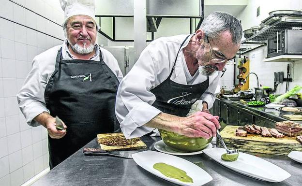 Pepe Garrote 'apunta' con el cuchillo mientras Juan Criado se esmera con el puré de lentejas sobre la vajilla.