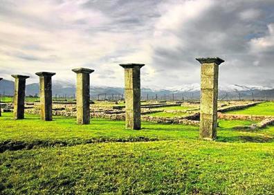 Imagen secundaria 1 - Restos arqueológicos de Julióbriga y de la iglesia de Santa María. | Columnas de la antigua ciudad romana de Julióbriga. | Picota de Bárcena Pie de Concha.