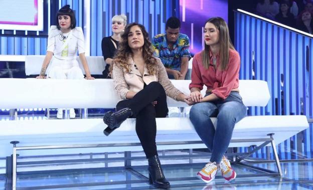 Alba, Julia, Sabela, Natalia y Famous, muy tristes pese a ser finalistas por la expulsión de Miki. 