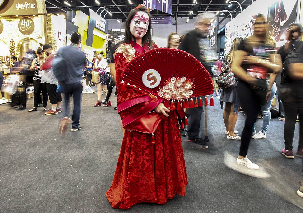 El 'Comic Con Experience 2018' es un festival de entretenimiento que atrae a cientos de miles de fanáticos de los superhéroes del cómic. Este año se ha celebrado en Sao Paulo, Brasil, y además de videojuegos y preestrenos de películas y series, los visitantes han tenido la oportunidad de celebrar el 25 aniversario de 'Power Rangers' y el 80 de 'Superman'. El evento, que ha atraído a más de 250.000 personas, es el más importante de su tipo en todo el hemisferio sur.