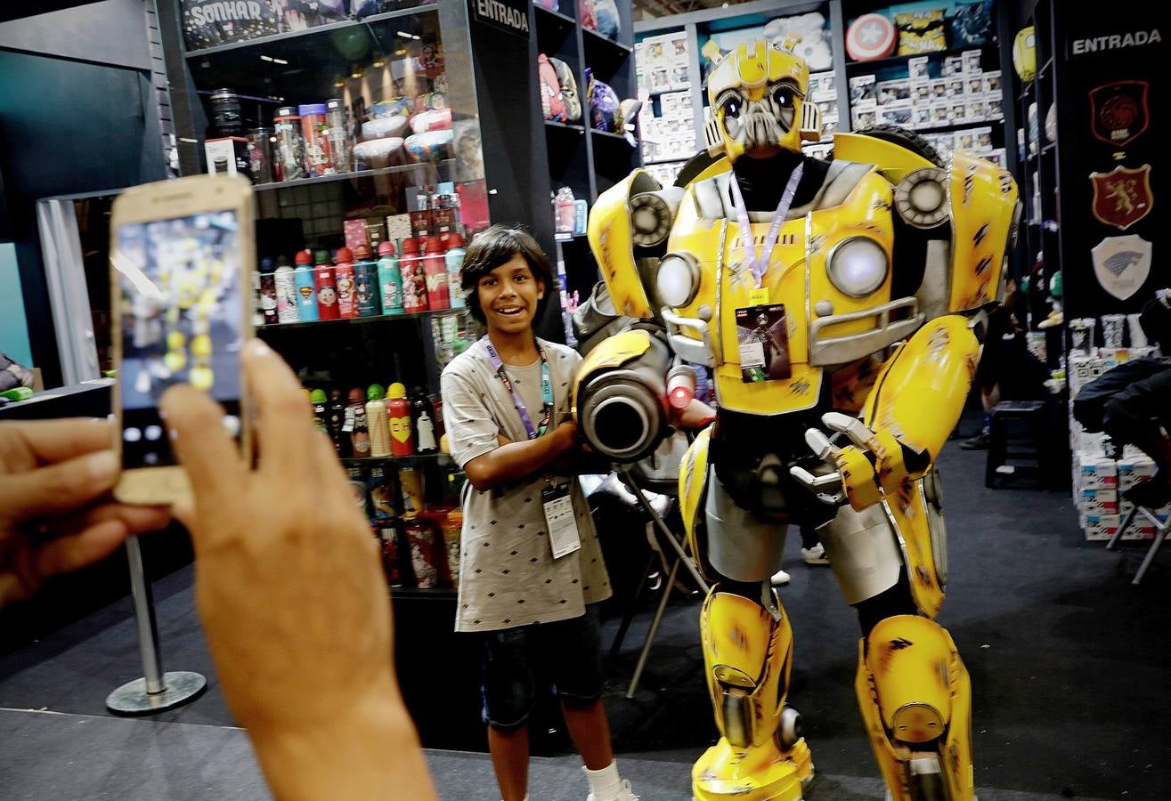 El 'Comic Con Experience 2018' es un festival de entretenimiento que atrae a cientos de miles de fanáticos de los superhéroes del cómic. Este año se ha celebrado en Sao Paulo, Brasil, y además de videojuegos y preestrenos de películas y series, los visitantes han tenido la oportunidad de celebrar el 25 aniversario de 'Power Rangers' y el 80 de 'Superman'. El evento, que ha atraído a más de 250.000 personas, es el más importante de su tipo en todo el hemisferio sur.