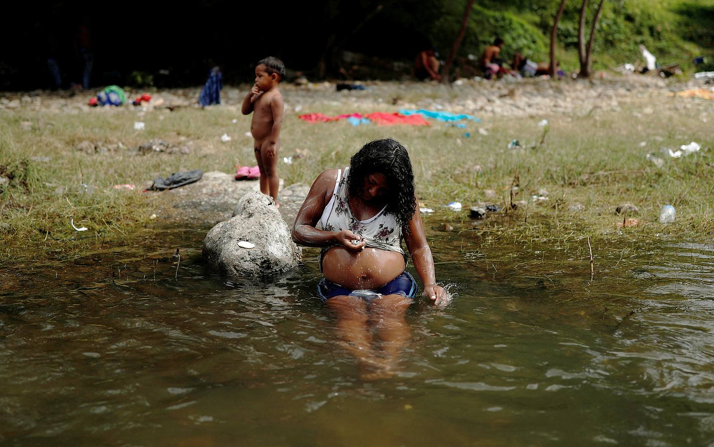 Erly Marcial, una joven hondureña de 21 años, se unió a la caravana de emigrantes con destino a los Estados Unidos junto a su familia a pesar de que estaba en el octavo mes de embarazo. En el camino dio a luz a un bebé que nació sano, y ahora, a la puerta de los Estados Unidos, atrapada con los suyos en Tijuana, aguarda el milagro de conseguir que se ablande el corazón de Trump: «Tiene un corazón de carne y hueso, no de piedra...»