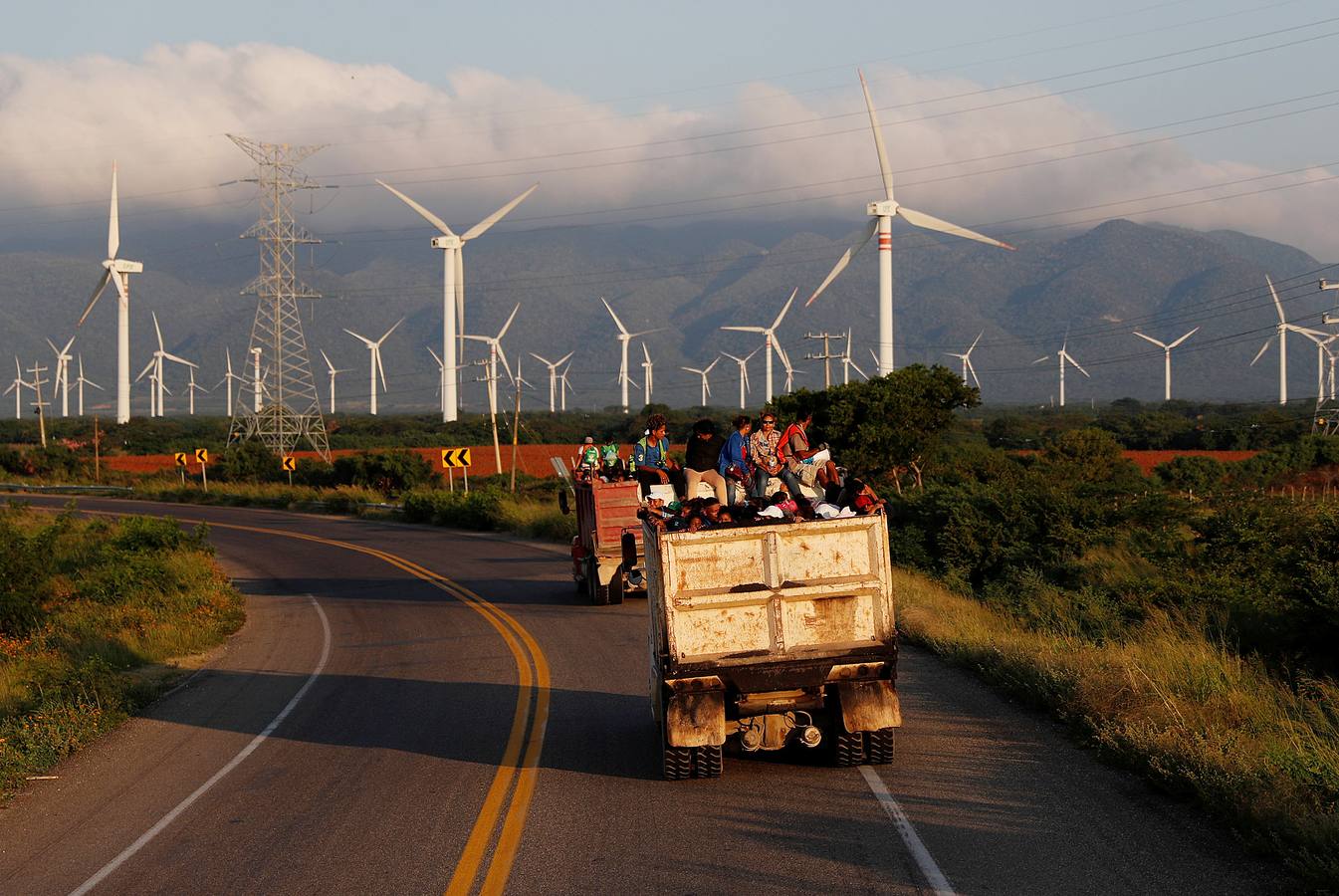 Erly Marcial, una joven hondureña de 21 años, se unió a la caravana de emigrantes con destino a los Estados Unidos junto a su familia a pesar de que estaba en el octavo mes de embarazo. En el camino dio a luz a un bebé que nació sano, y ahora, a la puerta de los Estados Unidos, atrapada con los suyos en Tijuana, aguarda el milagro de conseguir que se ablande el corazón de Trump: «Tiene un corazón de carne y hueso, no de piedra...»