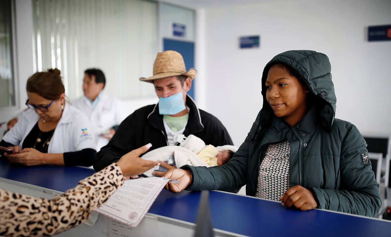 Erly Marcial, una joven hondureña de 21 años, se unió a la caravana de emigrantes con destino a los Estados Unidos junto a su familia a pesar de que estaba en el octavo mes de embarazo. En el camino dio a luz a un bebé que nació sano, y ahora, a la puerta de los Estados Unidos, atrapada con los suyos en Tijuana, aguarda el milagro de conseguir que se ablande el corazón de Trump: «Tiene un corazón de carne y hueso, no de piedra...»