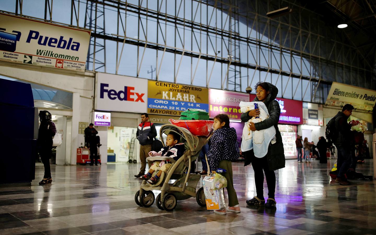 Erly Marcial, una joven hondureña de 21 años, se unió a la caravana de emigrantes con destino a los Estados Unidos junto a su familia a pesar de que estaba en el octavo mes de embarazo. En el camino dio a luz a un bebé que nació sano, y ahora, a la puerta de los Estados Unidos, atrapada con los suyos en Tijuana, aguarda el milagro de conseguir que se ablande el corazón de Trump: «Tiene un corazón de carne y hueso, no de piedra...»