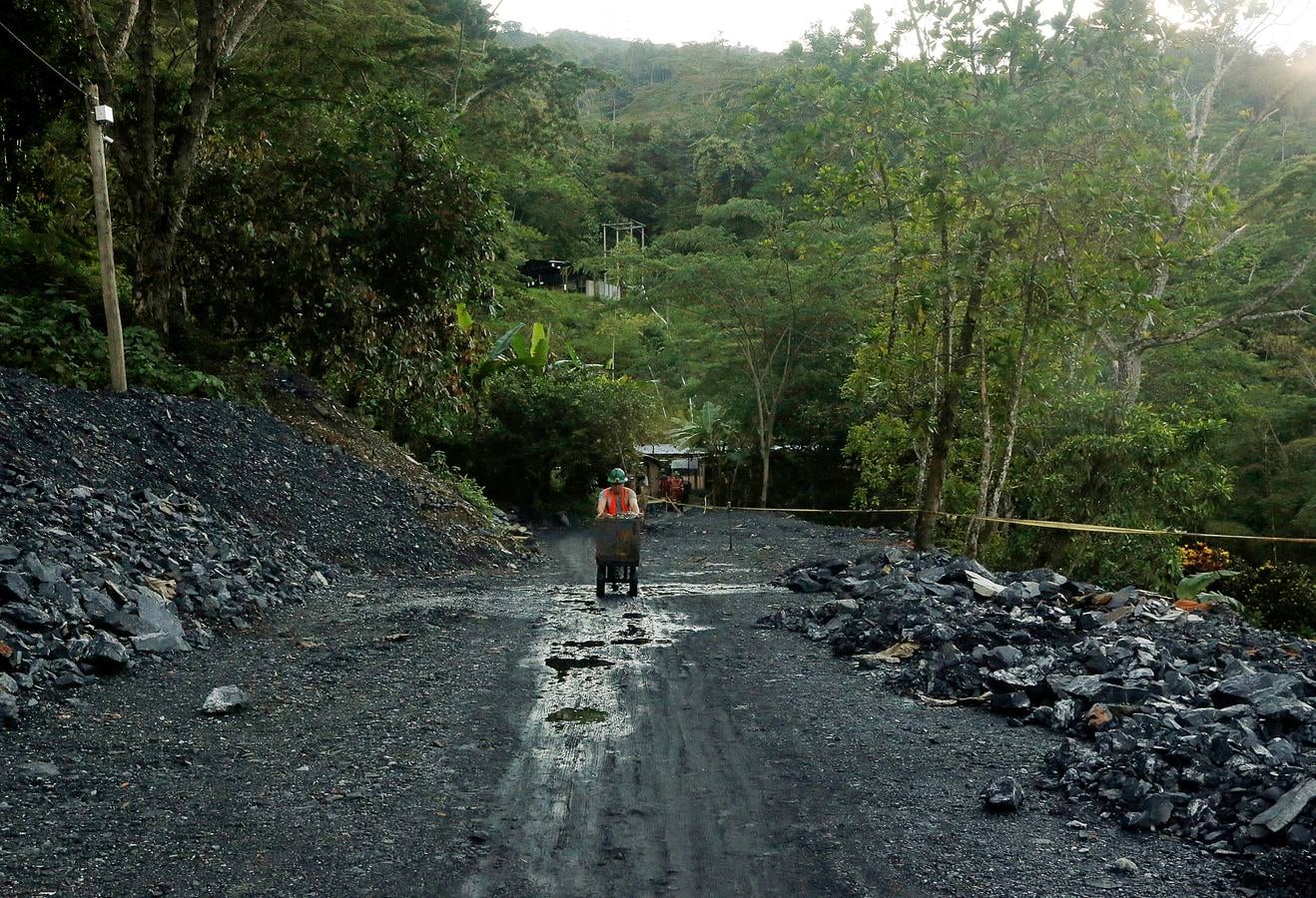 Algunas leyendas denominan a las esmeraldas «piedras de los magos» pues propician el poder de la adivinación y ahuyentan a los espíritus malignos. En la mina de Coscuez, en Colombia (la que vemos en las fotos), llevan más de cuatrocientos años extrayendo estas apreciadas gemas que en la antigüedad podían ser encontradas casi en la superficie. Ahora, en la montaña se abren 19 bocaminas y hay decenas de galerías en diferentes profundidades en túneles de hasta 1.200 metros. En Colombia se produce el 60% de esmeraldas del mundo y las de mejor calidad. 