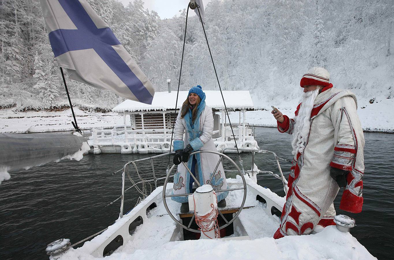 El Yeniséi es el principal río de Siberia. Su extensión de 4.093 kilómetros hasta desembocar en el Ártico lo convierte en uno de los más largos del mundo. Aunque hay numerosas leyendas sobre el origen de la palabra Yeniséi, la mayoría se inclina por «agua grande» o «río madre.» Sea como fuere, las temperaturas extraordinariamente bajas de las regiones por las que discurre le proporcionan una belleza inusual. Las fotografías están tomadas en la región de Karasnoyarsk, a unos 30 grados bajo cero.